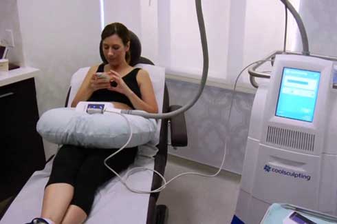 mulher recebe tratamento para gordura localizada com coolsculpting